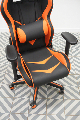 Компьютерное кресло Racer черное / красное из шоурума 1