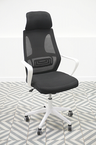 Компьютерное кресло Golem black / white из шоурума 2