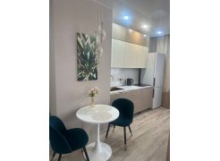 Стул на металлокаркасе Gabi 1 бежевый / черный с серебряными наконечниками фото покупателя 588