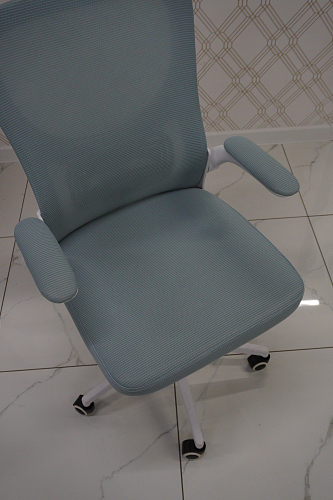 Компьютерное кресло Konfi dark gray / pink / white из шоурума 1