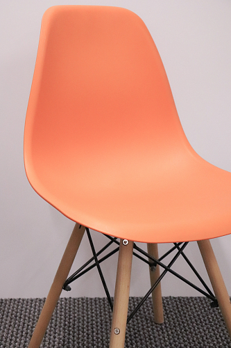 Пластиковый стул Eames PC-015 orange из шоурума 2
